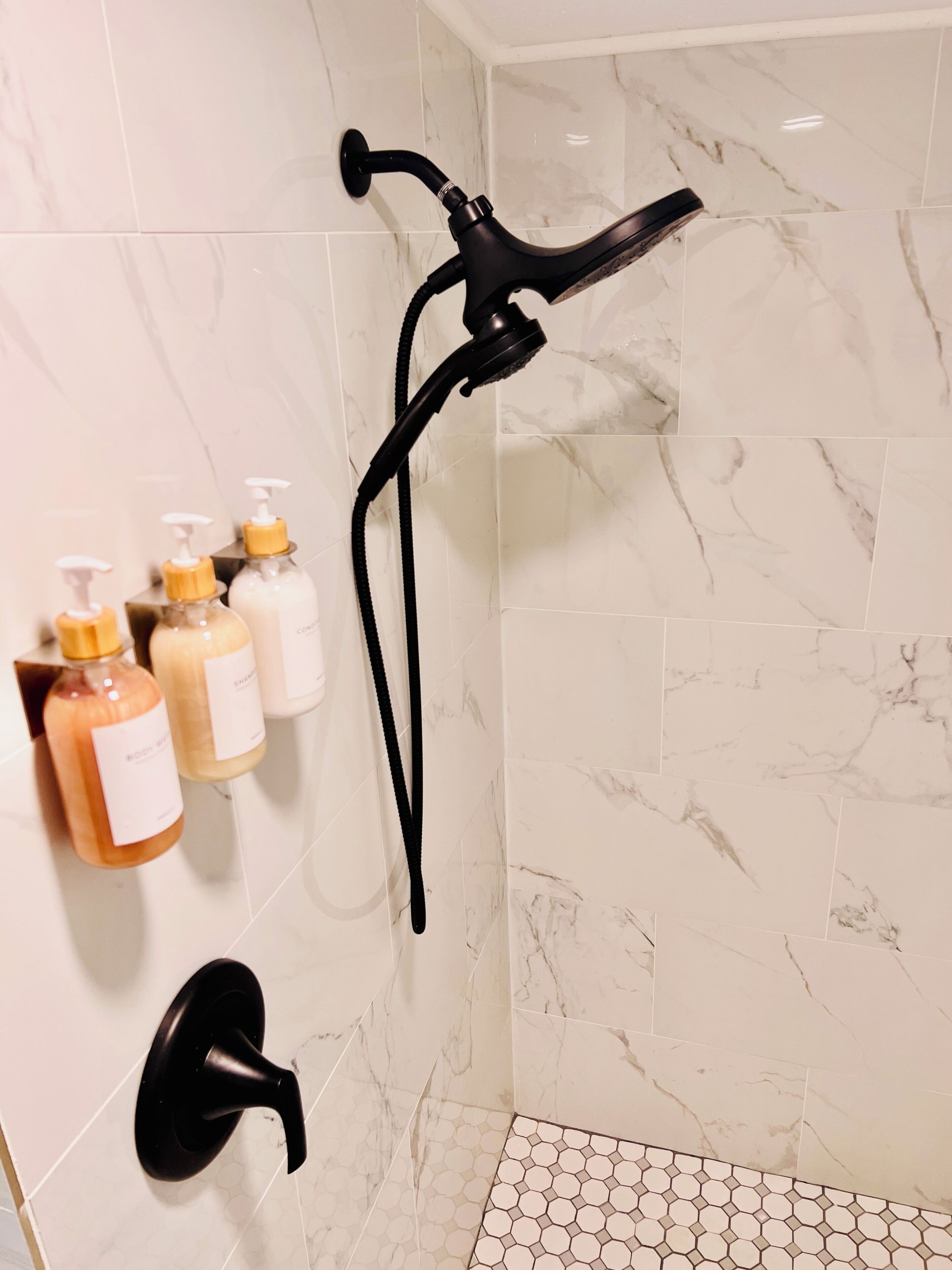 Een douche, een haardroger, handdoeken, zeep