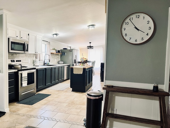Microwave, oven, stovetop, dishwasher - Perfect home base for lake days, family getaways and fishing trips (Brookeland)