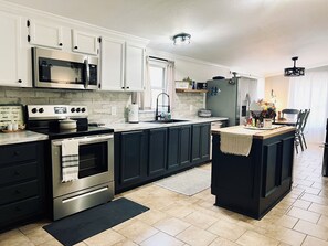 Microwave, oven, stovetop, dishwasher - Perfect home base for lake days, family getaways and fishing trips (Brookeland)