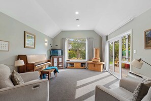 Living area - Arnold Street Coastal Retreat (Christchurch)