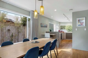 Dining - Arnold Street Coastal Retreat (Christchurch)