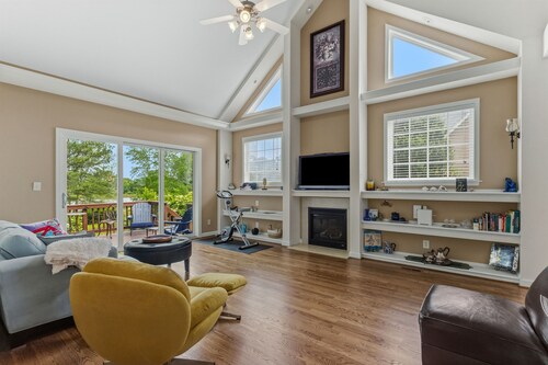 Modern Lakeview Escape: 2BR Golfers’ Retreat