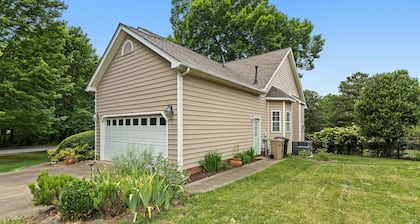 Modern Lakeview Escape: 2BR Golfers’ Retreat