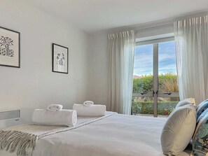 1 bedroom, iron/ironing board, WiFi, bed sheets - Schist & Cedar Suite | Queenstown Hill Views (Queenstown)