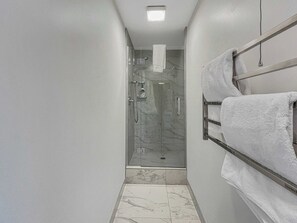 Shower, hair dryer, towels, shampoo - Schist & Cedar Suite | Queenstown Hill Views (Queenstown)
