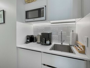 Fridge, microwave, coffee/tea maker, electric kettle - Schist & Cedar Suite | Queenstown Hill Views (Queenstown)