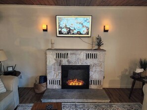 Smart TV, fireplace - Cottage on Bear Creek is a 2-bedroom home located in Mariposa, California. The home features queen beds and accommodates families, couples, and small groups (Midpines)