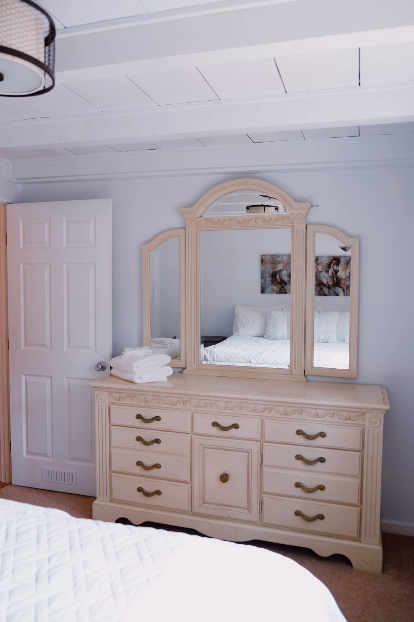 2 bedrooms, desk, iron/ironing board, travel crib