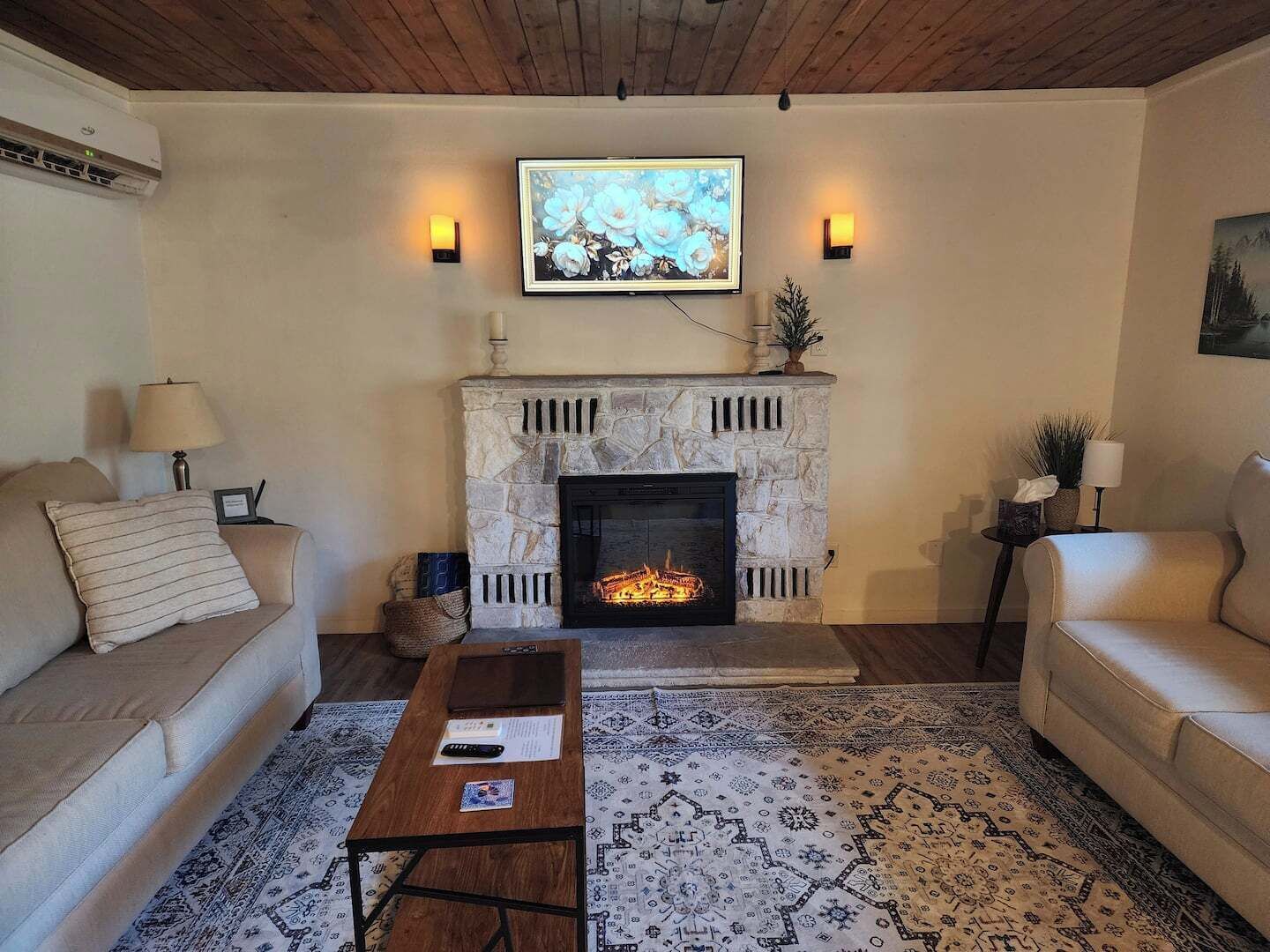 Smart TV, fireplace