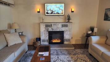 Smart TV, fireplace