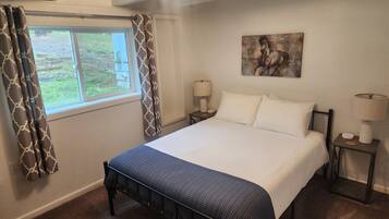 2 bedrooms, desk, iron/ironing board, travel cot