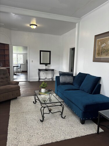 Enjoyable 2-bedroom apartment in lovely Oakland near local hotspots