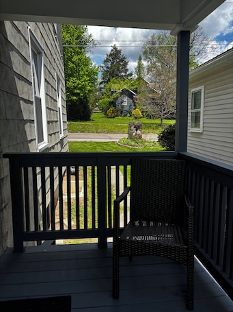 Terraza o patio. Enjoyable 2-bedroom apartment in lovely Oakland near local hotspots