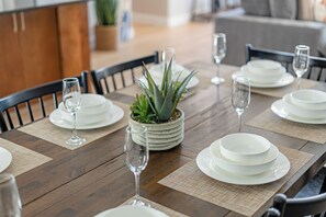 Dining - Arlington Group Escape + Walk to AT&T + Firepit, Karaoke & Putting Green (Arlington)