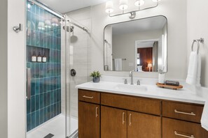 Bathroom - Arlington Group Escape + Walk to AT&T + Firepit, Karaoke & Putting Green (Arlington)