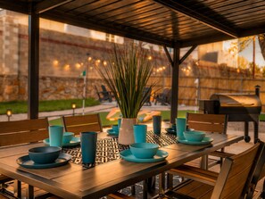 Outdoor dining - Arlington Group Escape + Walk to AT&T + Firepit, Karaoke & Putting Green (Arlington)