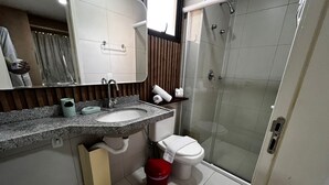 Kylpyhuone, jossa on pesuallas, wc ja suihku.