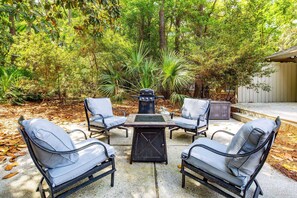 Terrace/patio - Bamboo-Lined Back Deck & Patio w/ Fire Pit; Dog-Friendly; Community Pool, Pickleball & Playground (Hilton Head Island)