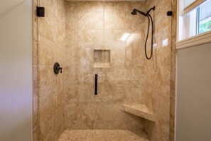 Shower, hair dryer, shampoo - Bamboo-Lined Back Deck & Patio w/ Fire Pit; Dog-Friendly; Community Pool, Pickleball & Playground (Hilton Head Island)