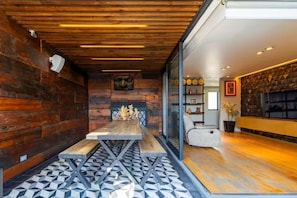 A modern interior with a wooden ceiling, a geometric patterned floor, a wooden bench, and a glass partition. - Casa Mezcal | Stylish 8-guest stay in Roma Sur (Ciudad de México)