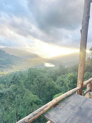 Chambre Deluxe double, balcon, vue sur la montagne | Terrain de l’hébergement 