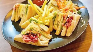 Un plato con sándwiches y papas fritas.