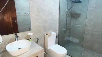 Habitación triple Deluxe, balcón, vistas a la montaña | Baño