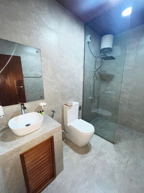 Deluxe Triple Room, Balcony, Mountain View | Bilik Mandi