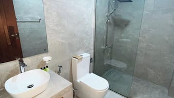 Quarto triplo luxo, sacada, vista para a montanha | Banheiro | Chuveiro, toalhas de banho, sabonete, shampoo