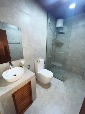 Deluxe Triple Room, Balcony, Mountain View | Bathroom | Shower, towels, soap, shampoo - The Chill Heights Ramboda (Ramboda)