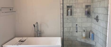 Douche, sĂšche-cheveux, serviettes fournies, savon