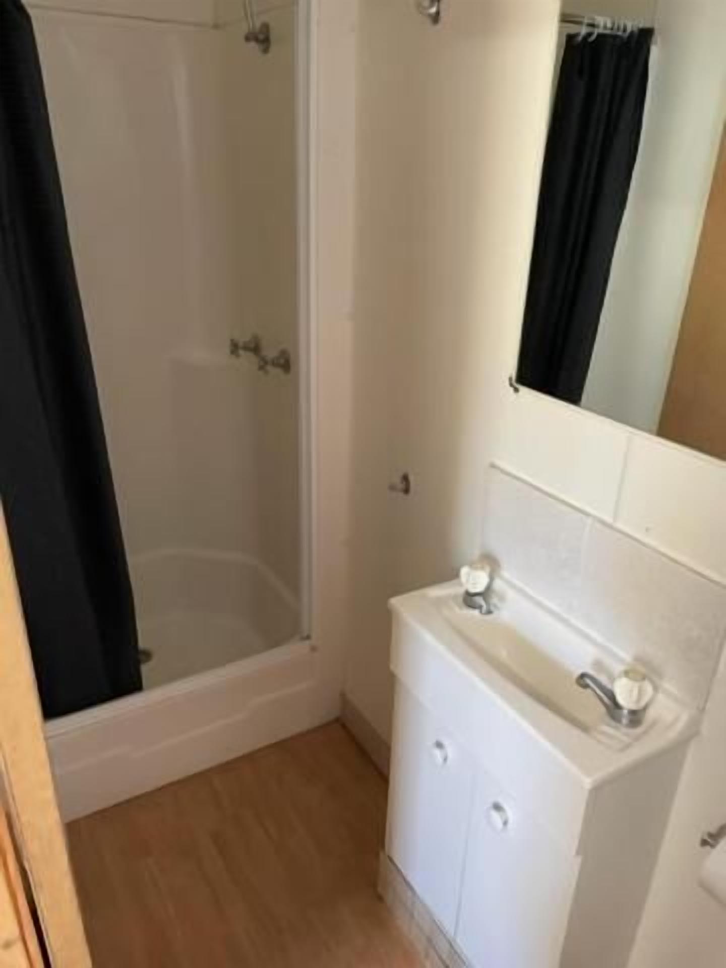 Estudio básico, vista a la montaña | Baño