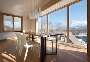 Superior Chalet, Balcony, Mountain View | Tempat makan