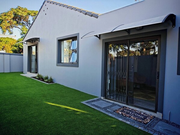 Exterior detail - Room-courtyard Double Room With Shared B (Cape Town)
