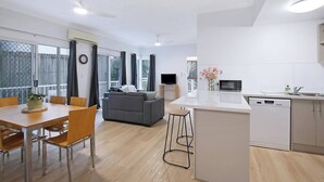Een modern appartement met een eethoek, keuken en woonkamer.