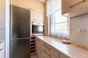 Frigorífico, microondas, horno y placa de cocina