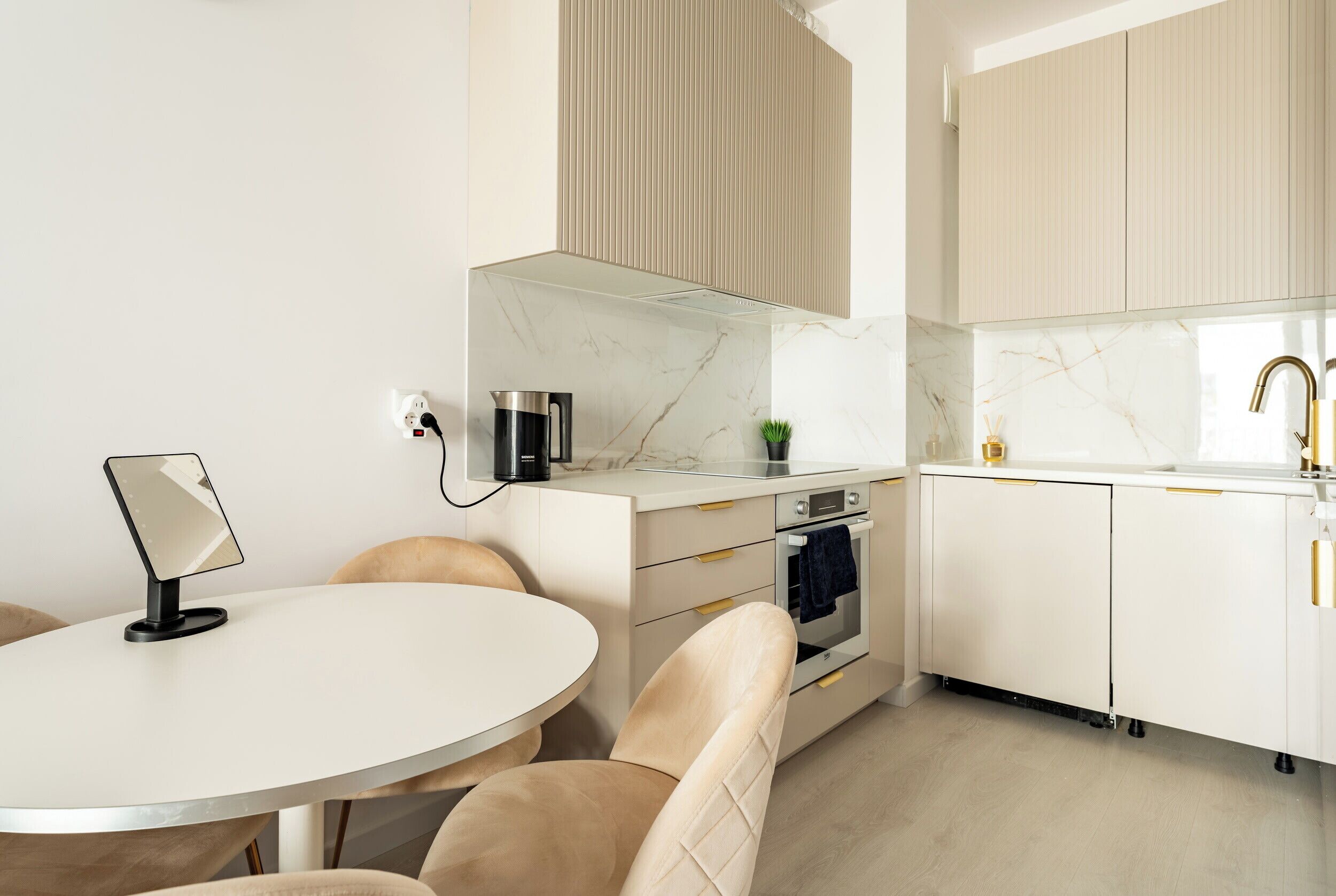 Refrigerador, microondas, horno, placa de cocina