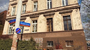 A multi-story building with signs indicating 'Pulaskiego' and 'Madalińskiego' streets. - Pułaskiego Spacious Apartment (Wrocław)