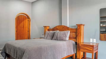 Minibar, coffres-forts dans les chambres, bureau, Wi-Fi gratuit