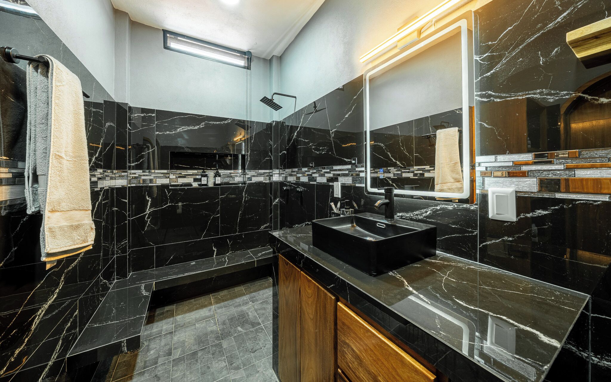 Apartamento exclusivo, vistas al lago | Baño | Ducha, secador de pelo, toallas y jabón