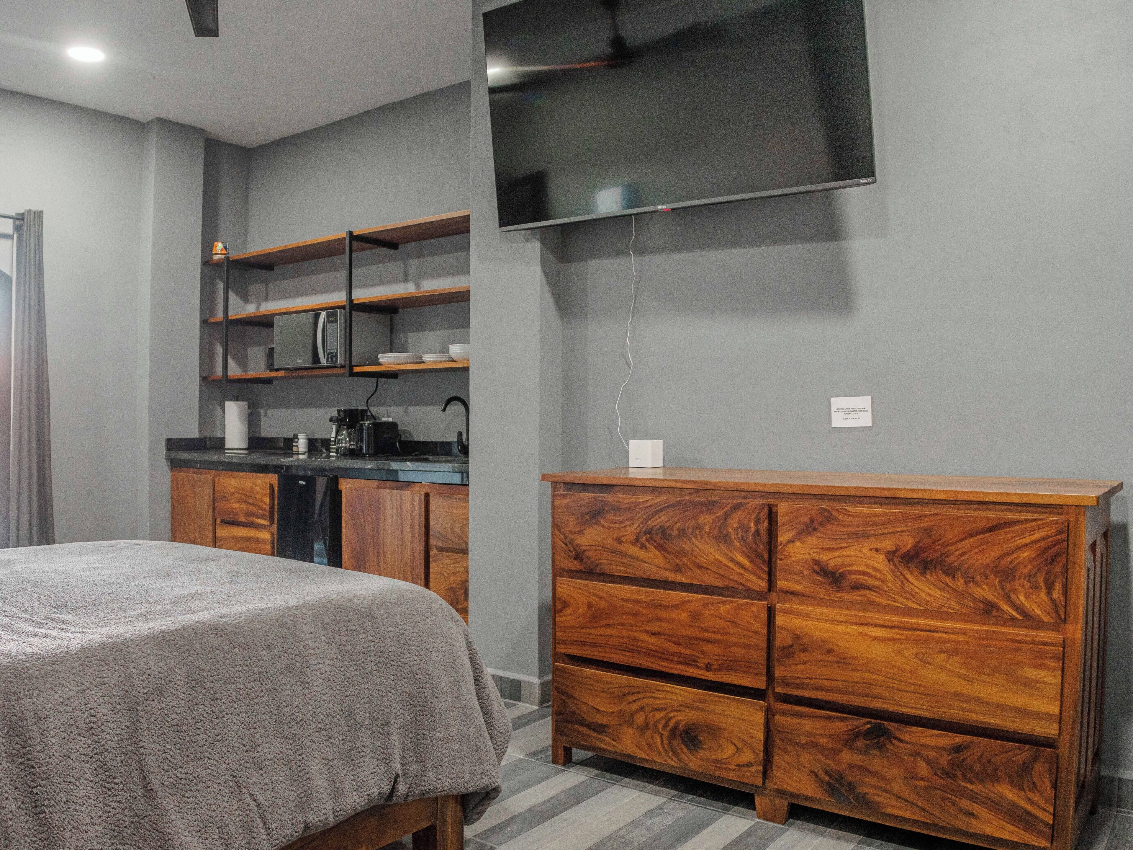 Estudio, 1 habitación, vista a la alberca | Cocina privada | Microondas, parrilla de estufa y utensilios de cocina 