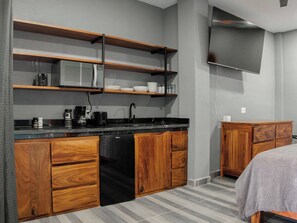 Studio, 1 chambre, vue sur la piscine | Cuisine privée | Four à micro-ondes, surface de cuisson, vaisselle et ustensiles