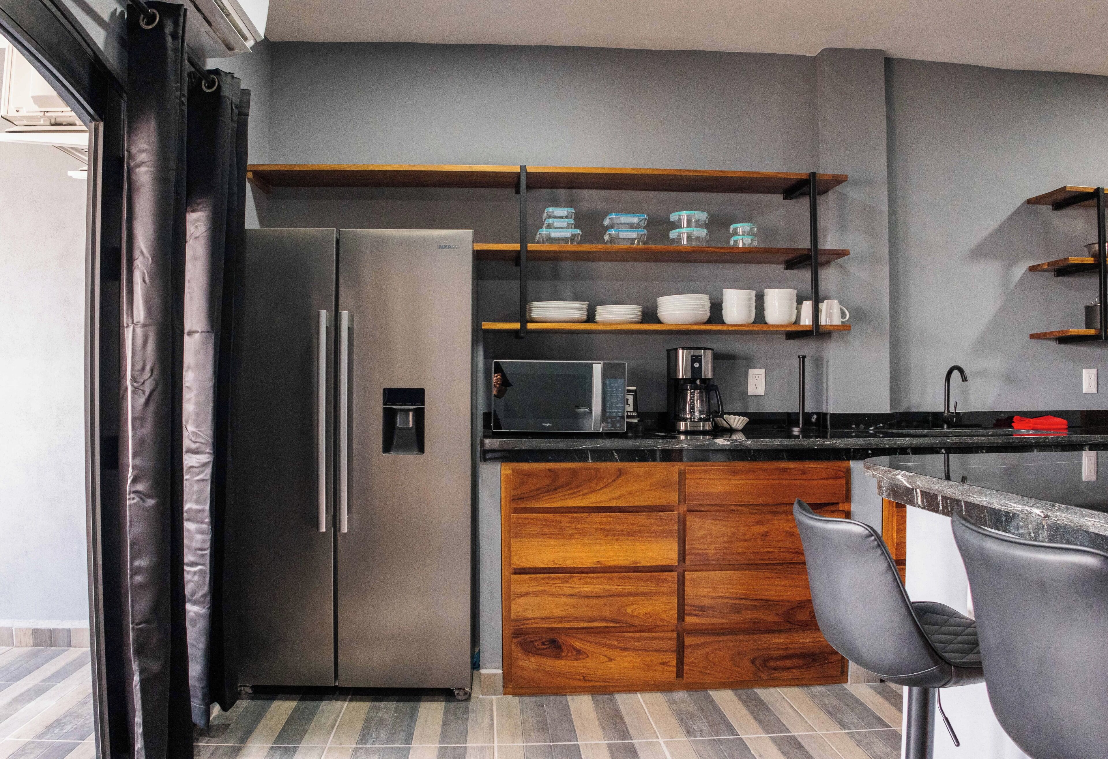 Departamento exclusivo, 2 habitaciones | Cocina privada | Microondas, parrilla de estufa y utensilios de cocina 
