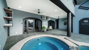 Una piscina techada, una piscina al aire libre