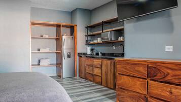 Studio, 1 Bedroom, Pool View | Private kitchen