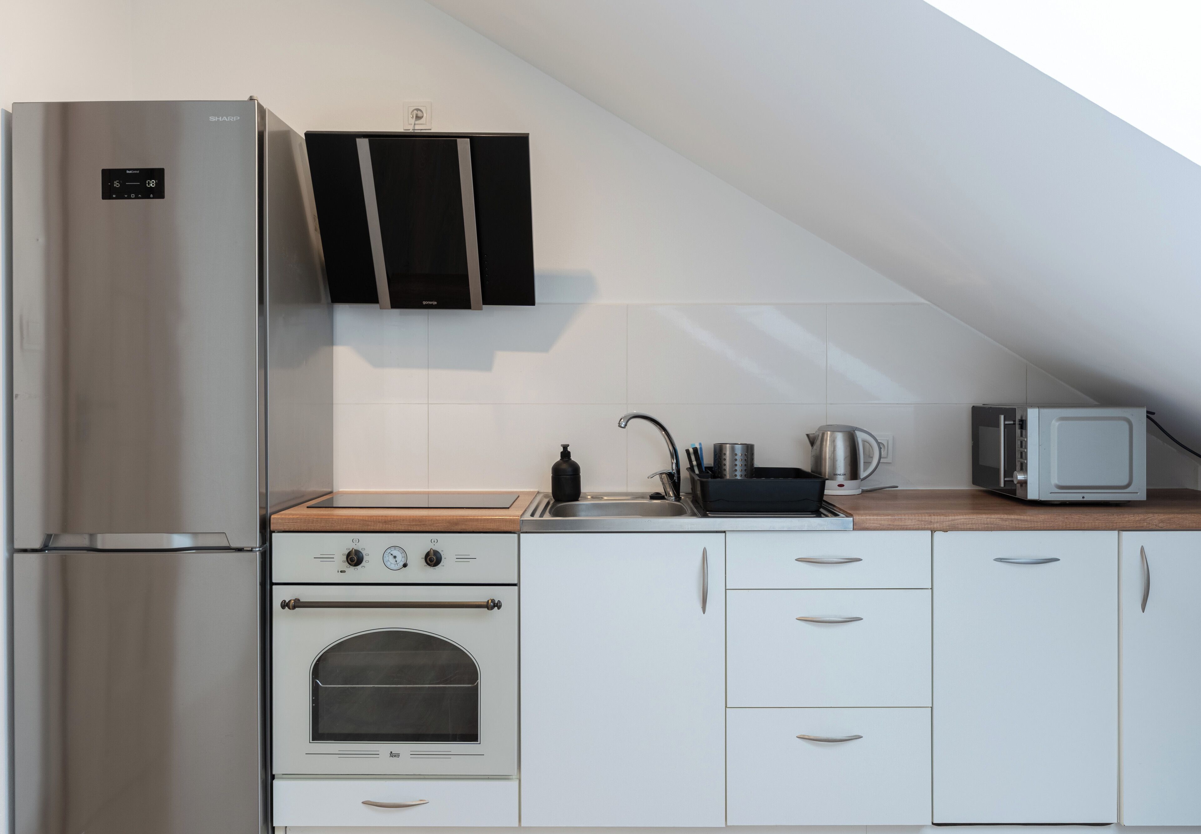 Een koelkast, een microgolfoven, een oven, een kookplaat