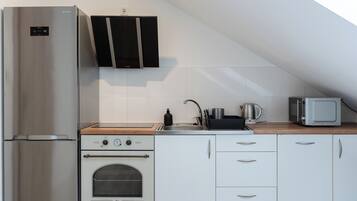 Een koelkast, een microgolfoven, een oven, een kookplaat