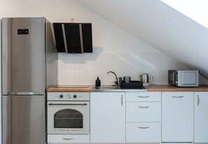 Frigorífico, microondas, horno y placa de cocina