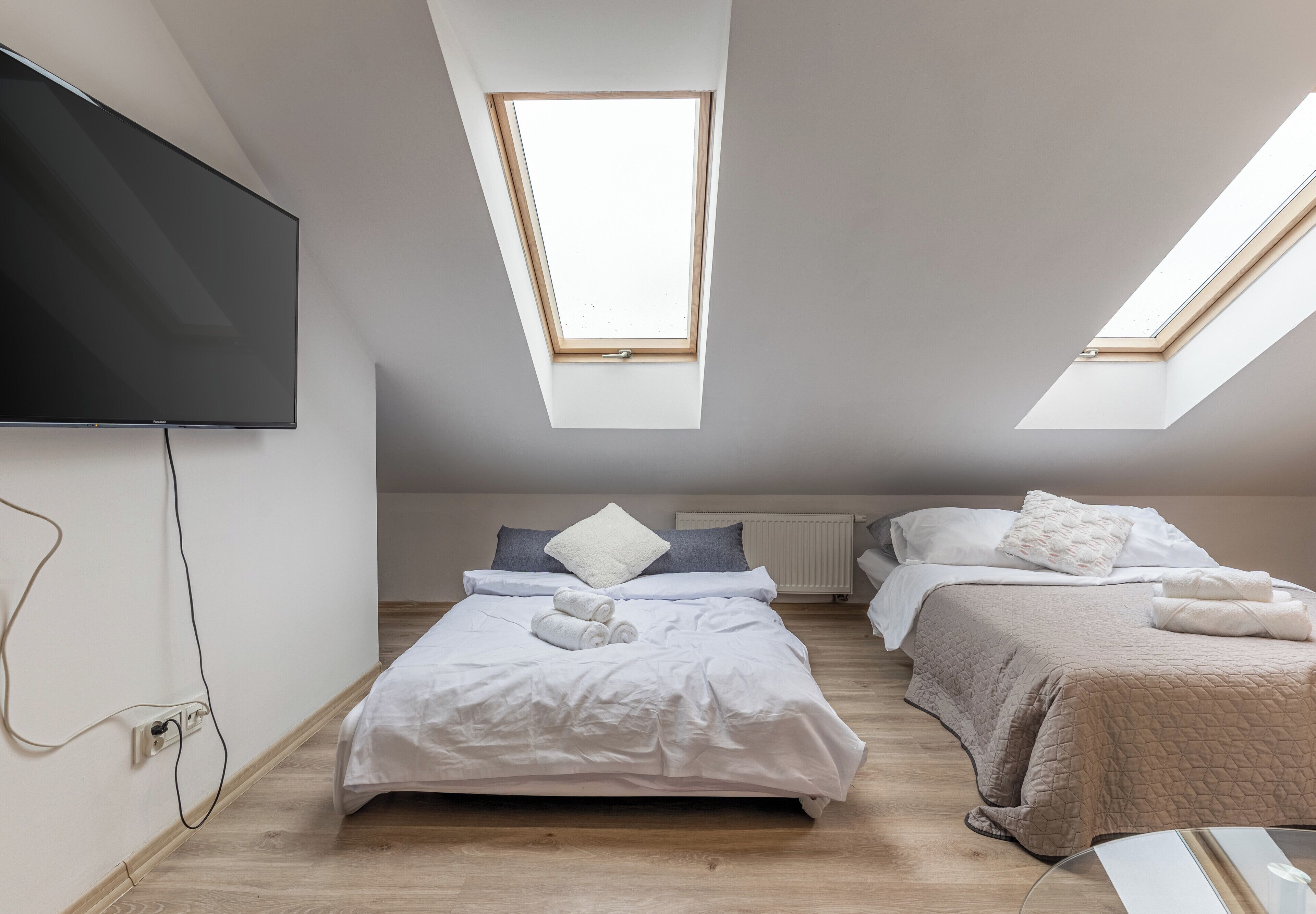Tabla de planchar con plancha, wifi y ropa de cama 