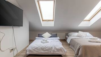 Tabla de planchar con plancha, wifi y ropa de cama